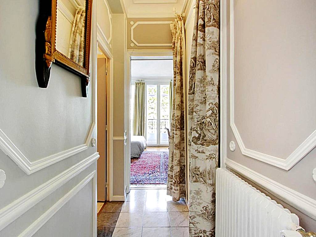 Suite junior avec balcon et vue sur Arc de Triomphe